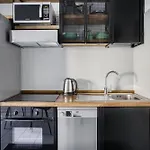Cozy One Bedroom Apt Close 2 Public Transportation