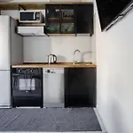 Cozy One Bedroom Apt Close 2 Public Transportation