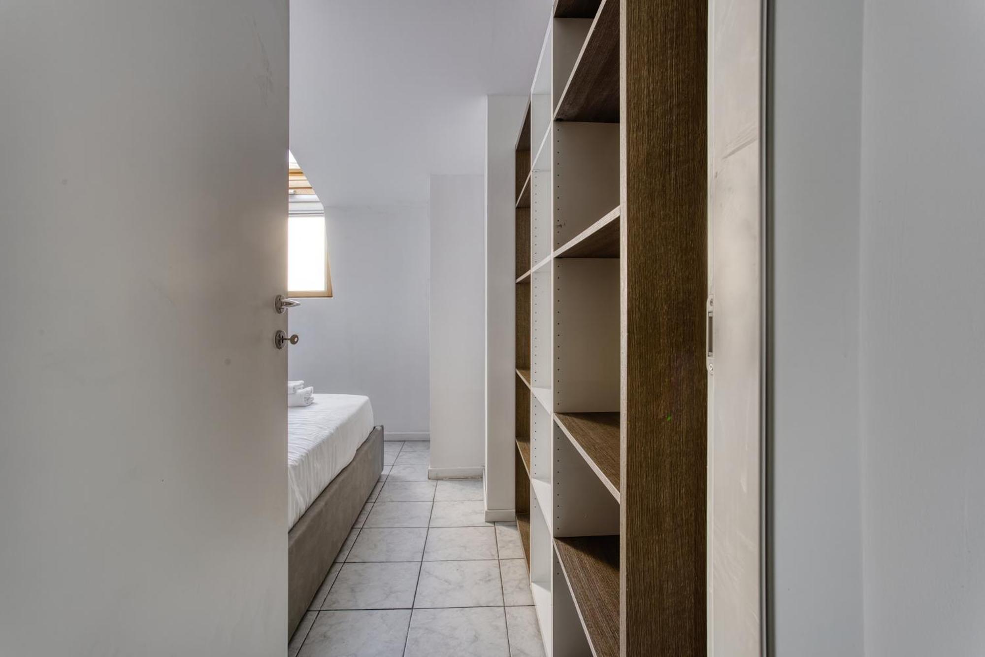 Cozy One Bedroom Close 2 Public Transportation Apartment