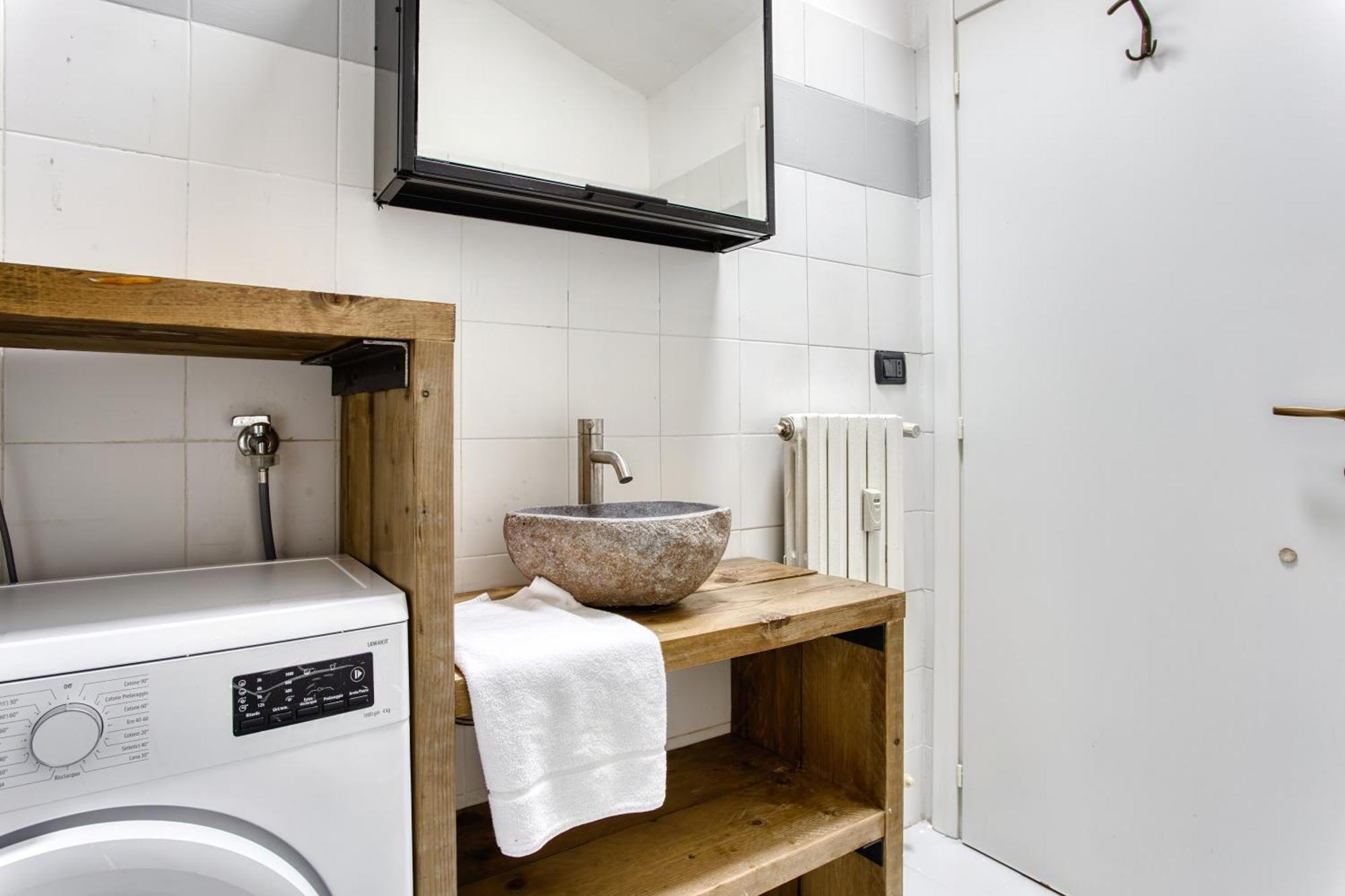 Cozy One Bedroom Close 2 Public Transportation Apartment