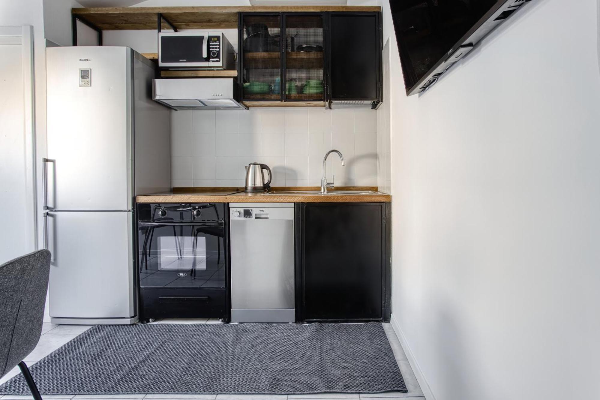 Cozy One Bedroom Close 2 Public Transportation Apartment *